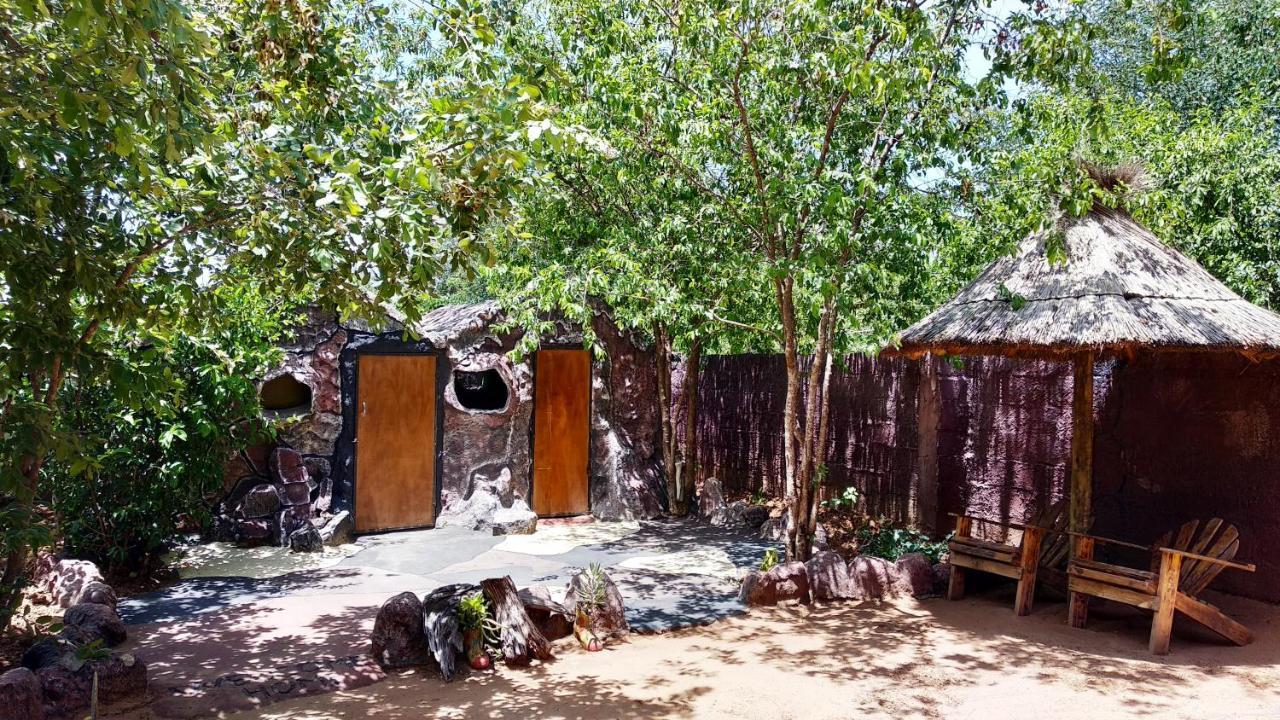 Elephant Trail Guesthouse And Backpackers Kasane Ngoại thất bức ảnh