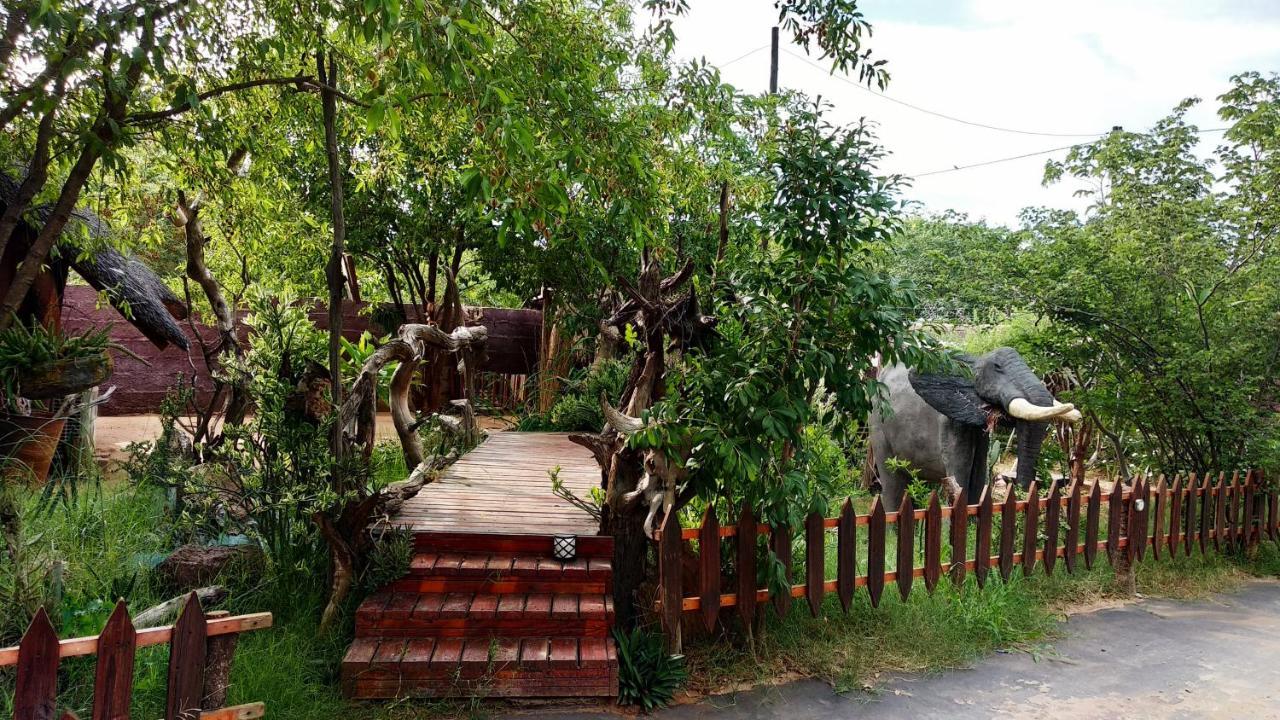 Elephant Trail Guesthouse And Backpackers Kasane Ngoại thất bức ảnh